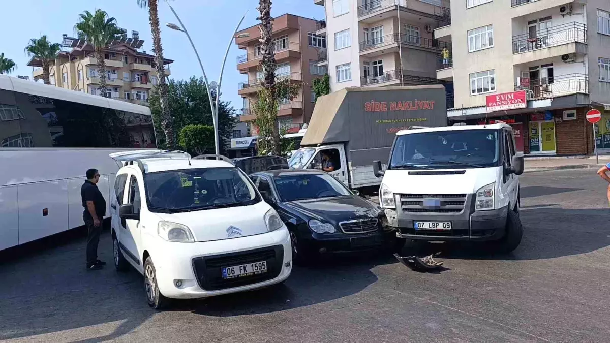 Manavgat'ta Otomobil ve Kamyonet Çarpıştı: 1 Yaralı