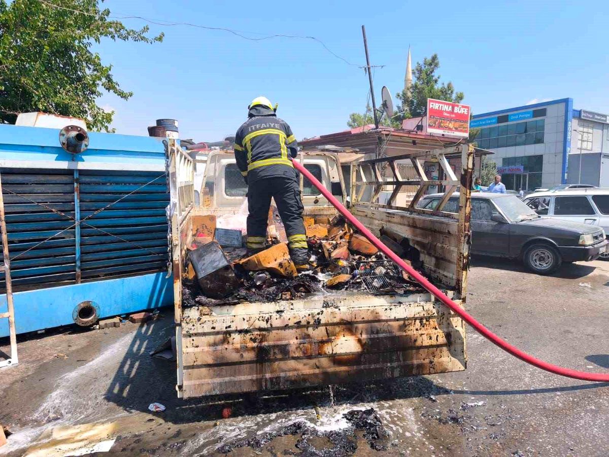 Kahramanmaraş'ta Kamyonet Yangını Kontrol Altına Alındı
