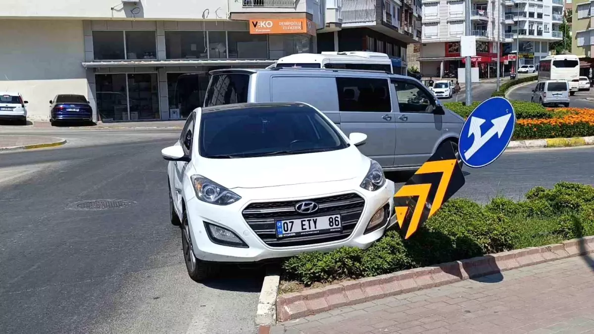 Antalya'da Trafik Kazası: Şans Eseri Yaralanan Yok