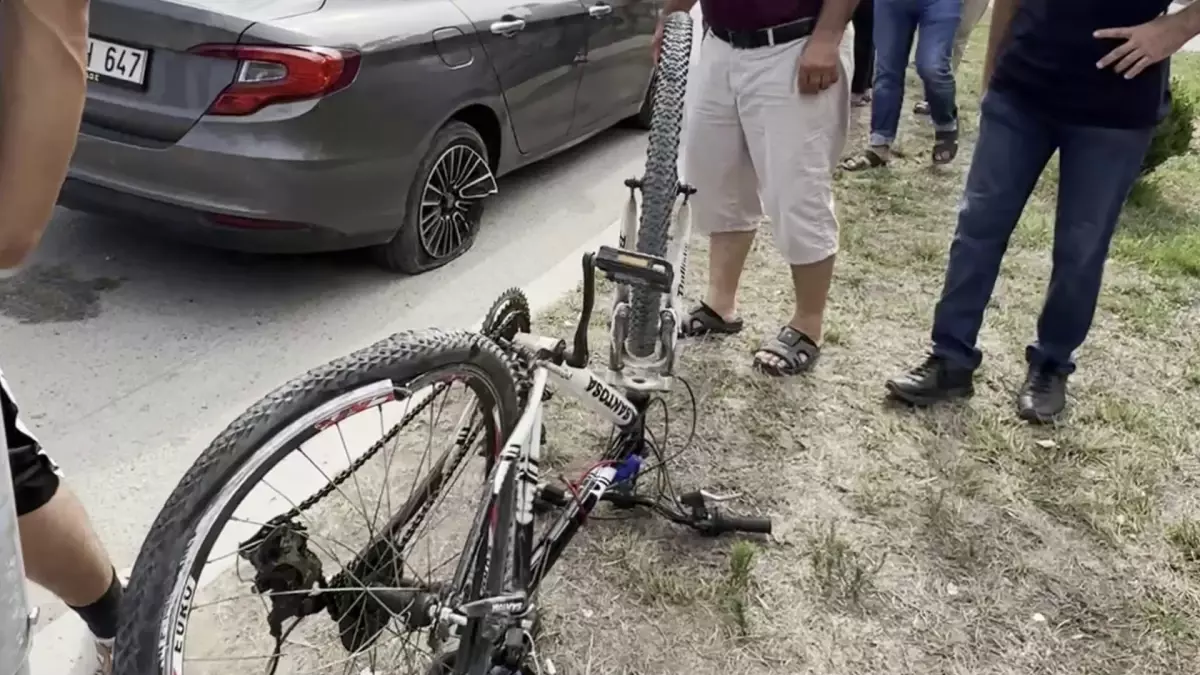 Kırmızı Işıkta Geçen Bisikletliye Otomobil Çarptı