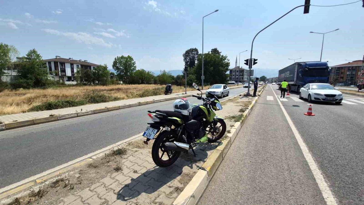 Düzce'de Motosiklet Trafik Kazası: İki Sürücü Yaralandı