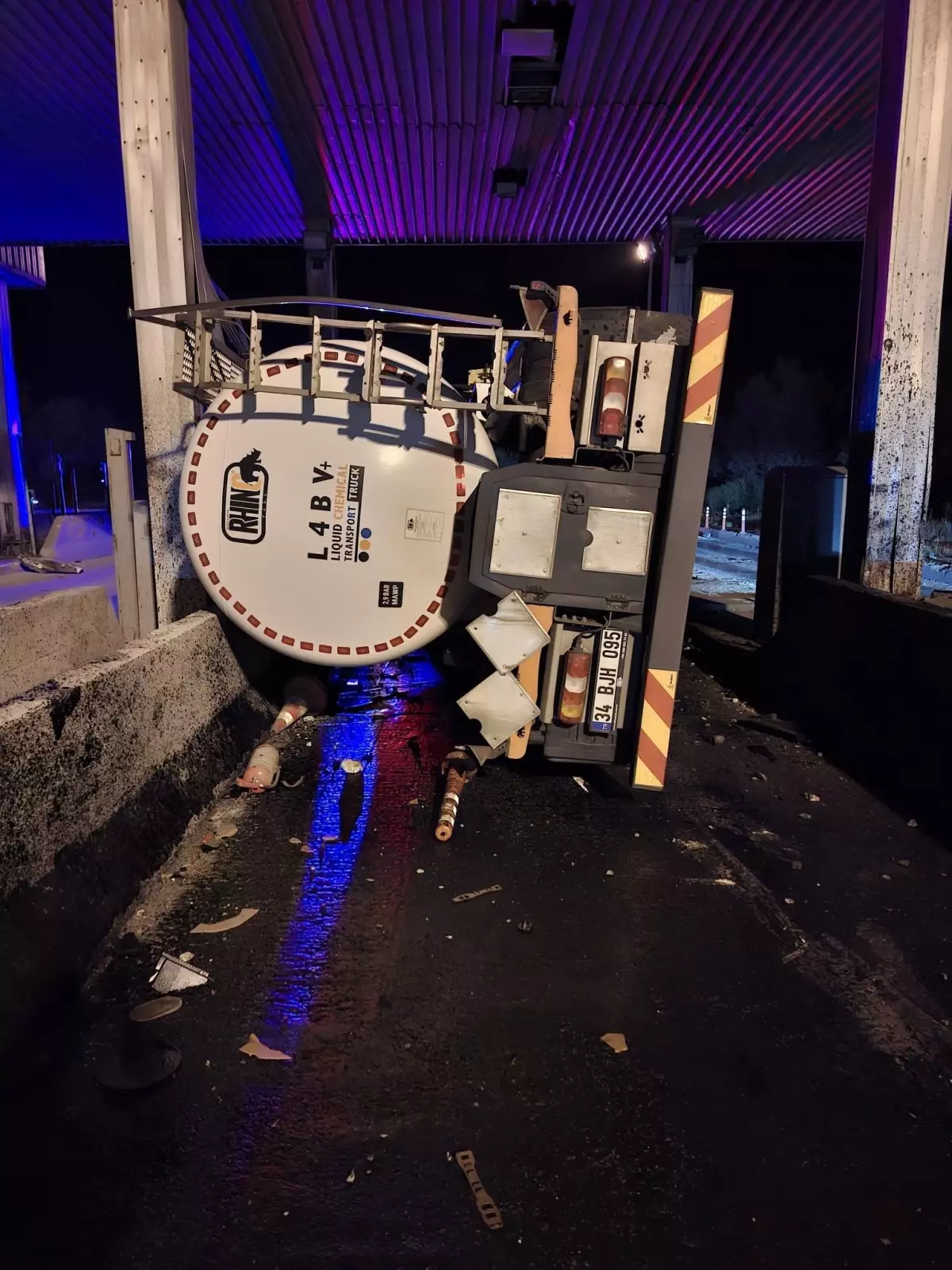 Bolu'da Tanker Gişelere Çarparak Devrildi, Sürücü Yaralandı
