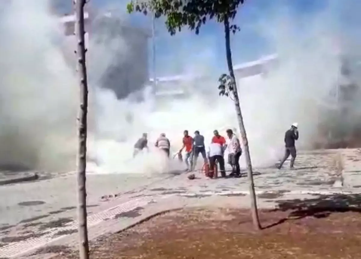 Gaziantep'te Park Halindeki Otomobil Alev Alev Yandı