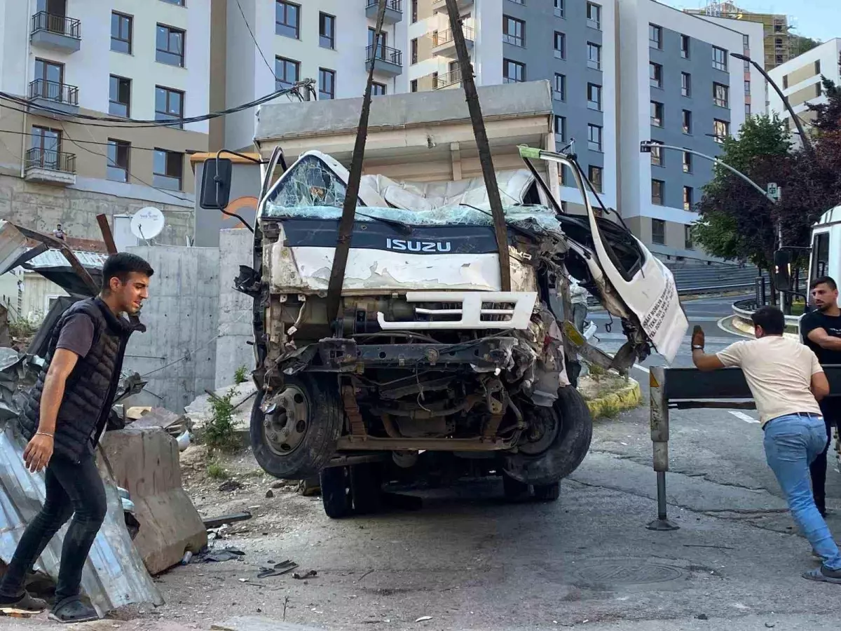 Kocaeli'de Kamyonet Kazası: Sürücü Sağlık Ekiplerine Teslim Edildi