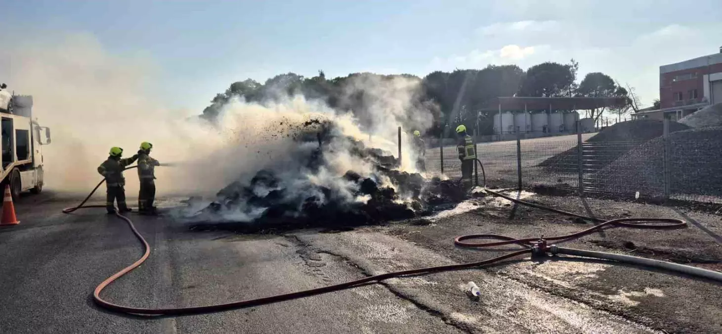 Balıkesir'de Saman Yüklü Kamyonette Yangın Çıktı