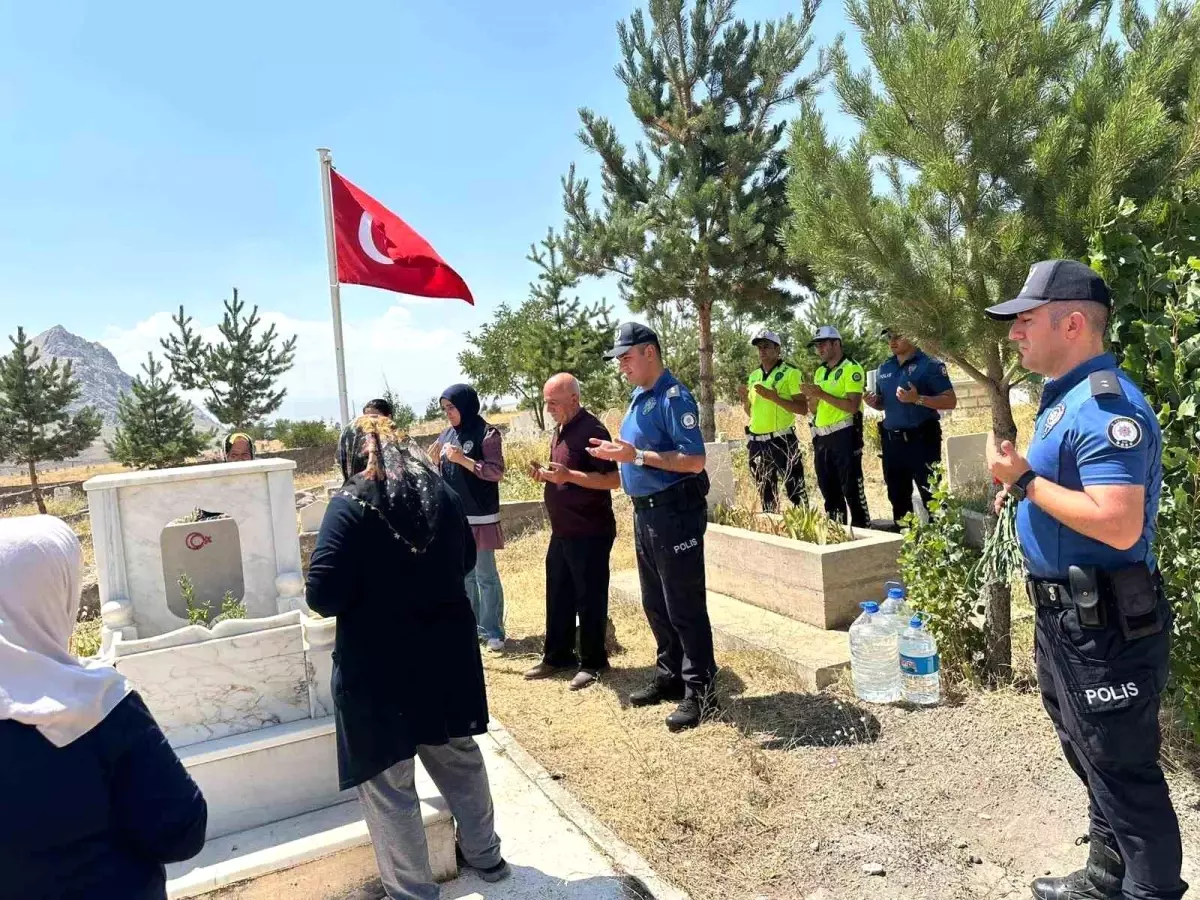 Şehit polis memuru kabri başında yad edildi