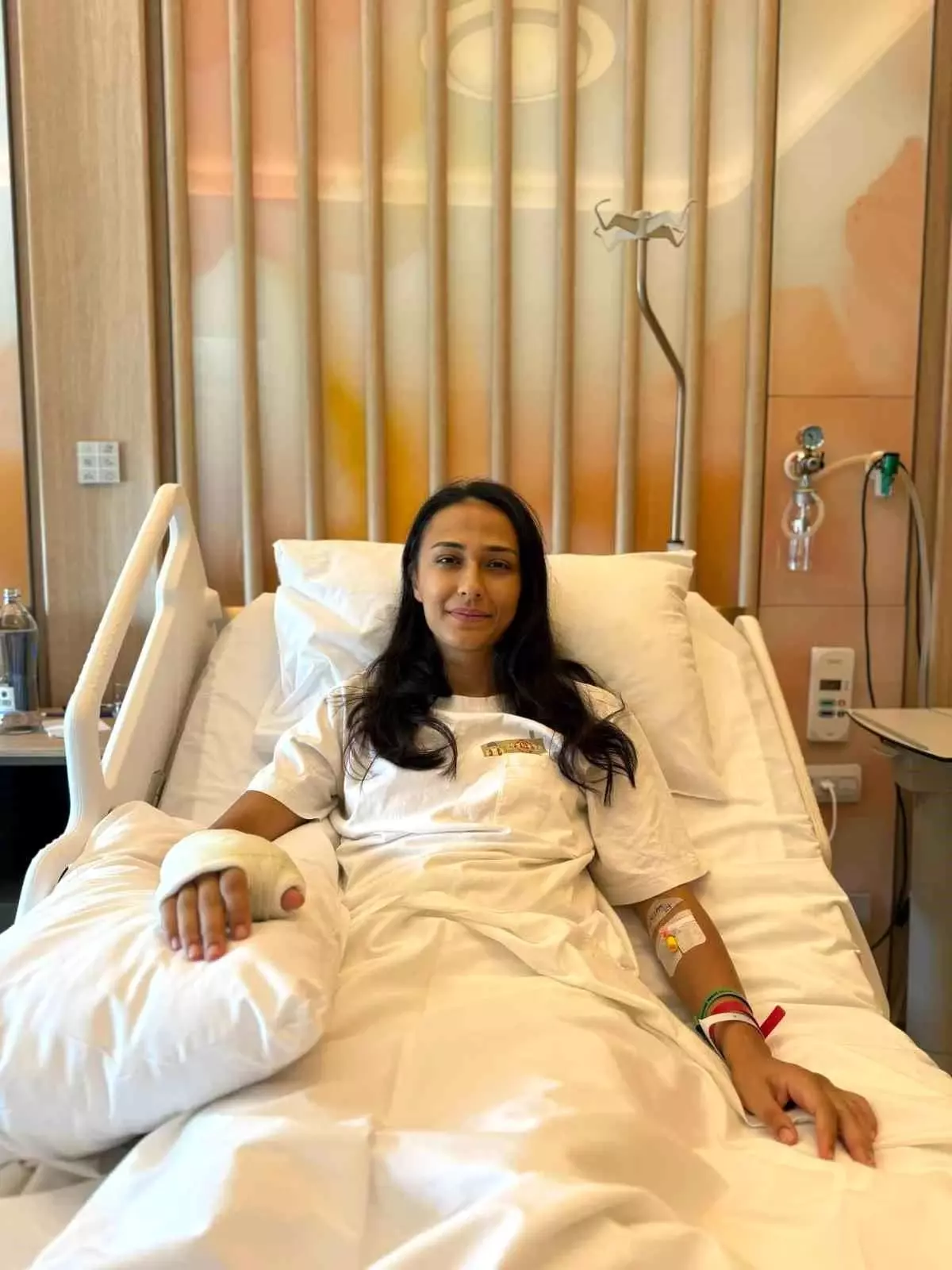 Simge Aköz Sağ El Başparmağından Operasyon Geçirdi