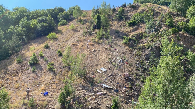 Sivas'ta işçi minibüsü uçuruma yuvarlandı: 3 ölü, 4'ü ağır 18 yaralı Sivas'ta işçi minibüsü uçuruma yuvarlandı: 3 ölü, 4'ü ağır 18 yaralı