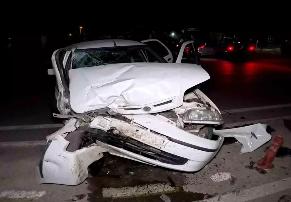 Aksaray'da Tıra Arkadan Çarpan Otomobil Hurdaya Döndü, 2 Yaralı
