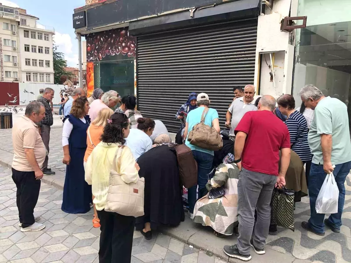 Eskişehir'de Seyyar Tişört Satıcısına Yoğun İlgi