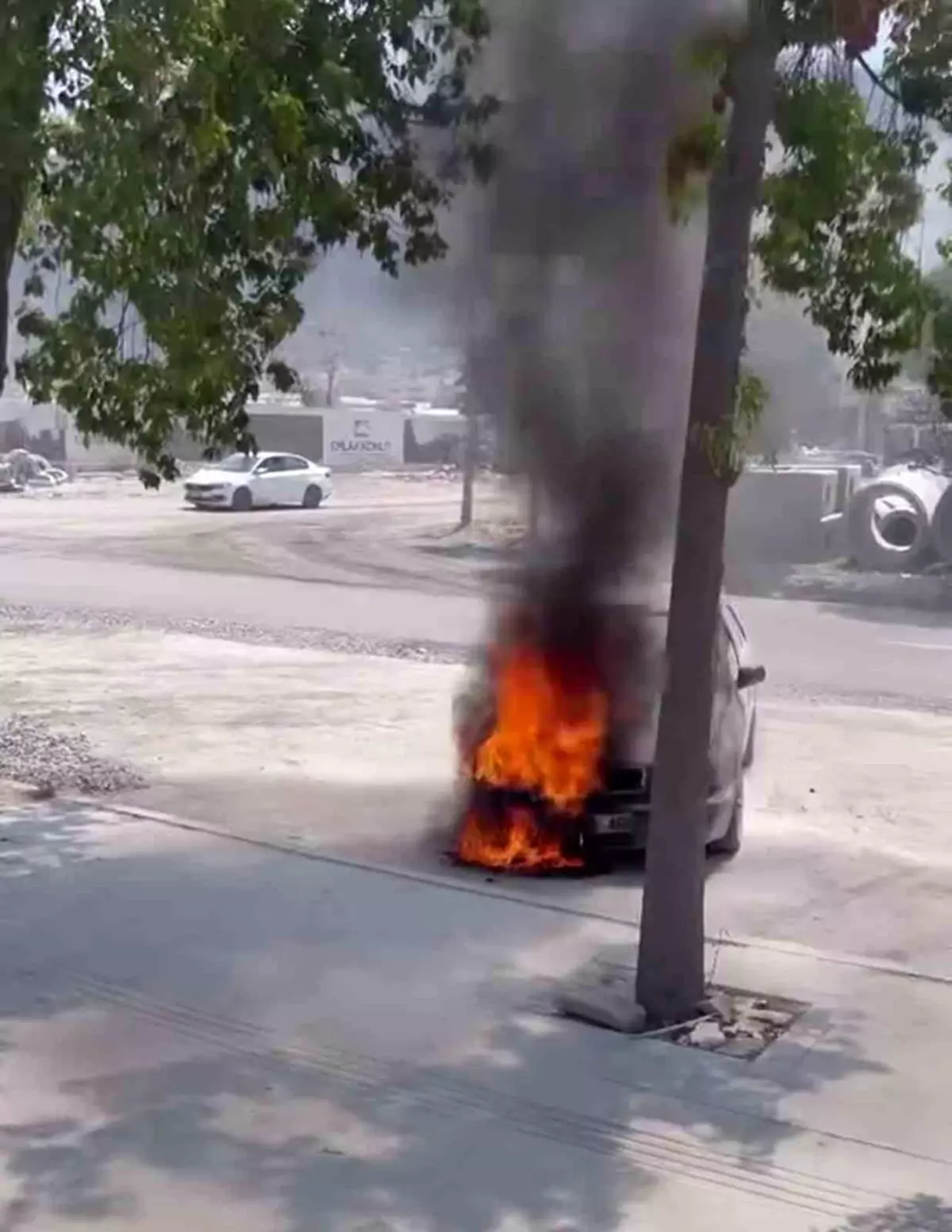 Hatay'da Park Halindeki Otomobil Alevlere Teslim Oldu