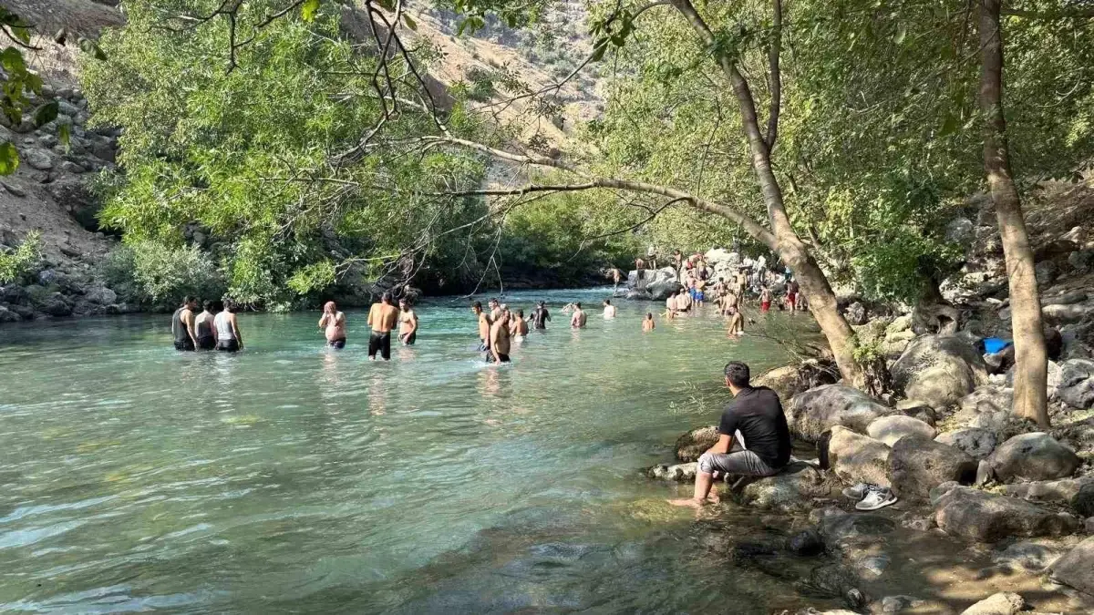 Yüksekova'daki Avaşin Deresi, Yaz Sıcaklarında Ferahlatıyor