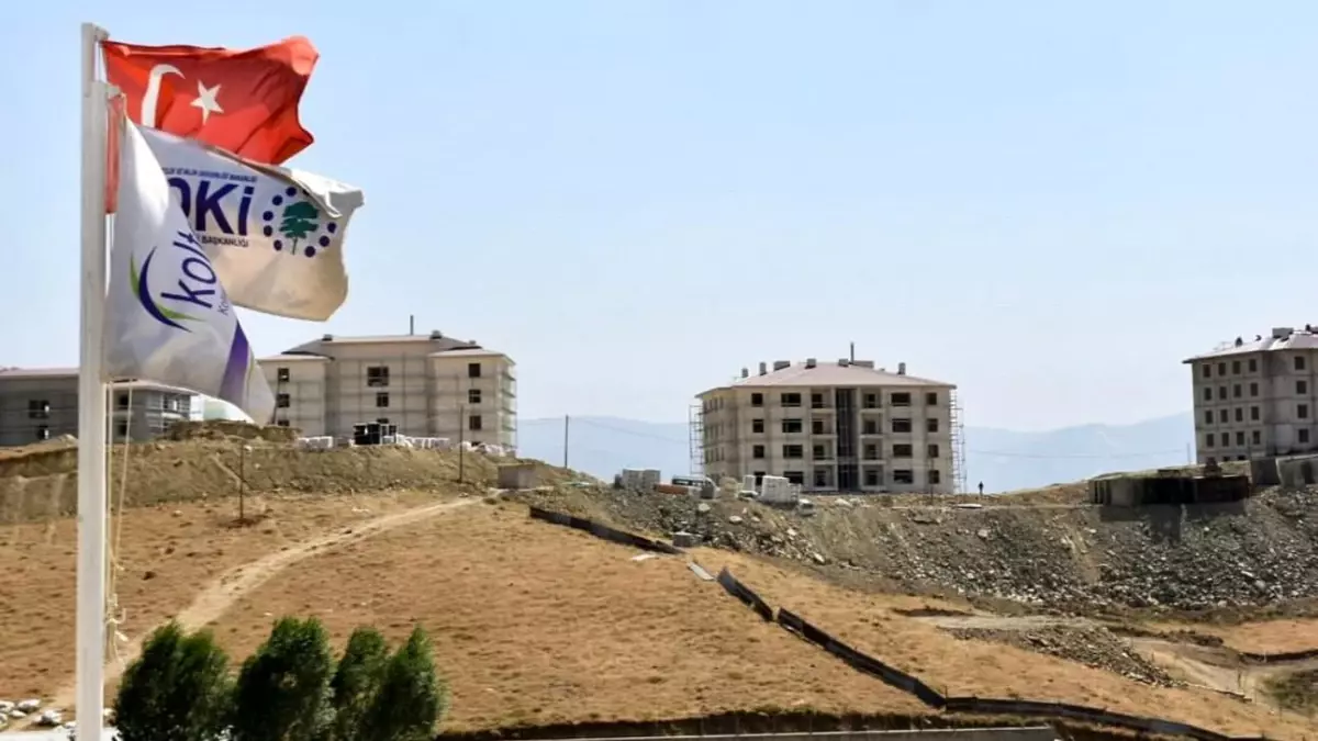 Yüksekova'da Yeni TOKİ Konut Projeleri Devam Ediyor