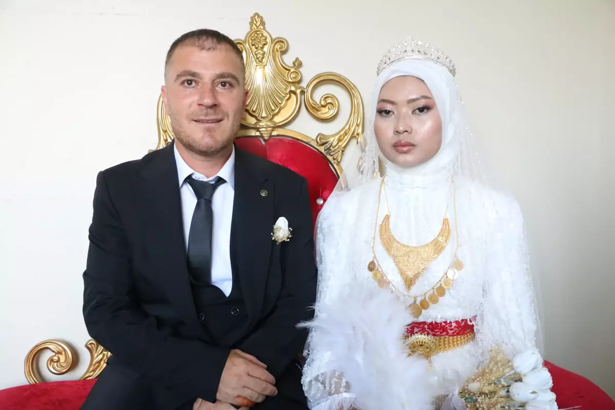 İstanbul'da Tanışıp Yüksekova'da Evlendiler
