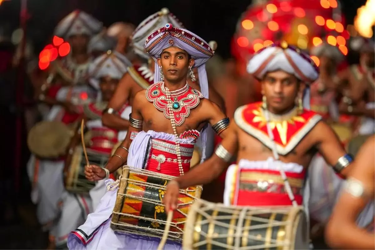 Sri Lanka'da Esala Perahera Festivali Coşkuyla Kutlandı