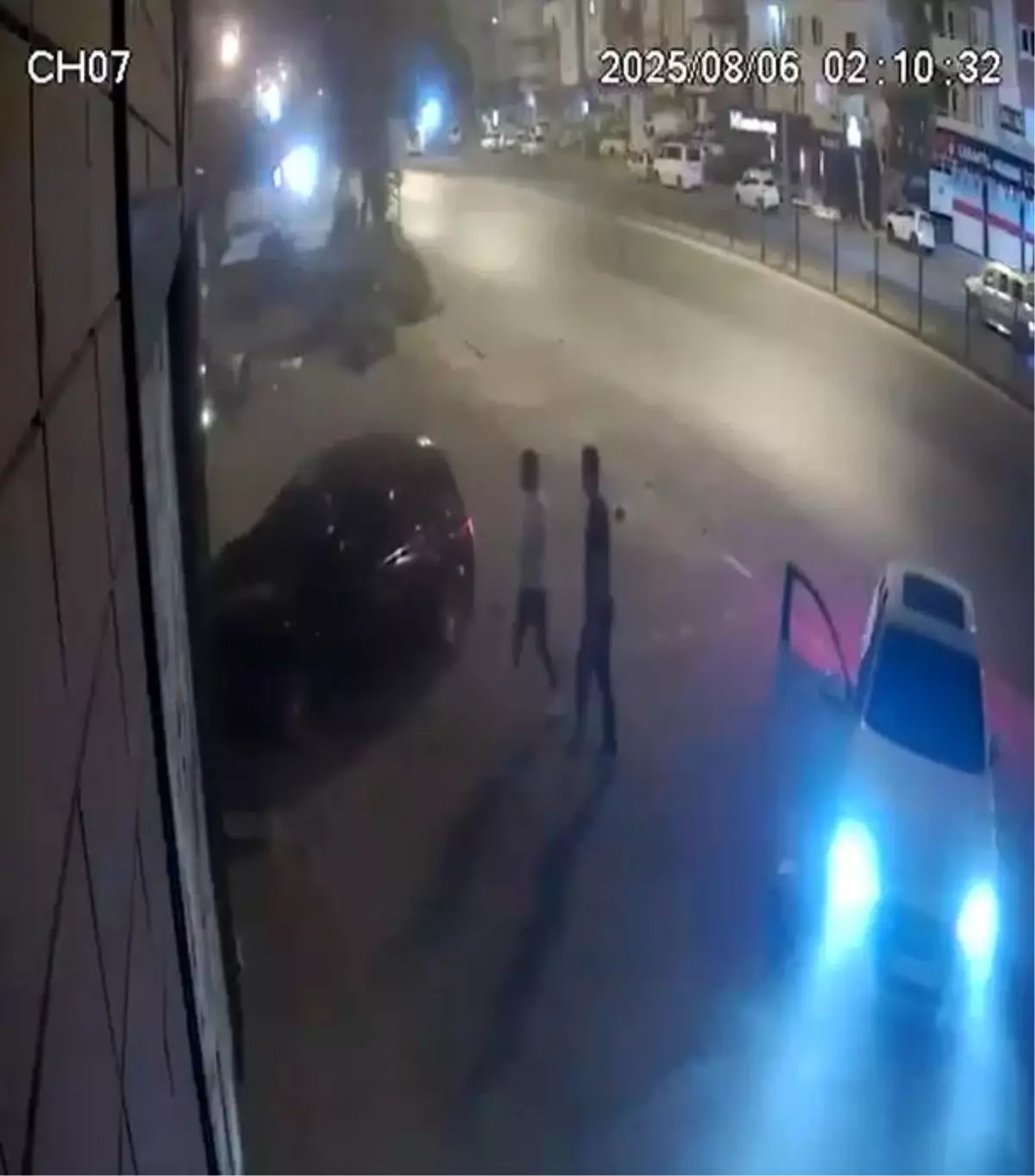 Alkolün Etkisiyle Kontrolden Çıkan Araç, Ağaca ve İş Yerine Çarptı