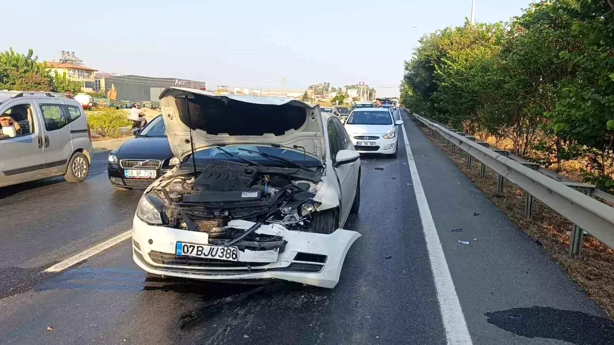Manavgat'ta Zincirleme Kaza: 2 Yaralı