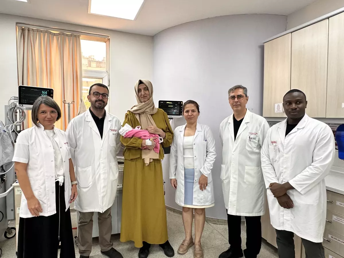 Aort damarı yırtılan hamile kadın, acil alındığı ameliyatla hem sağlığına hem bebeğine kavuştu
