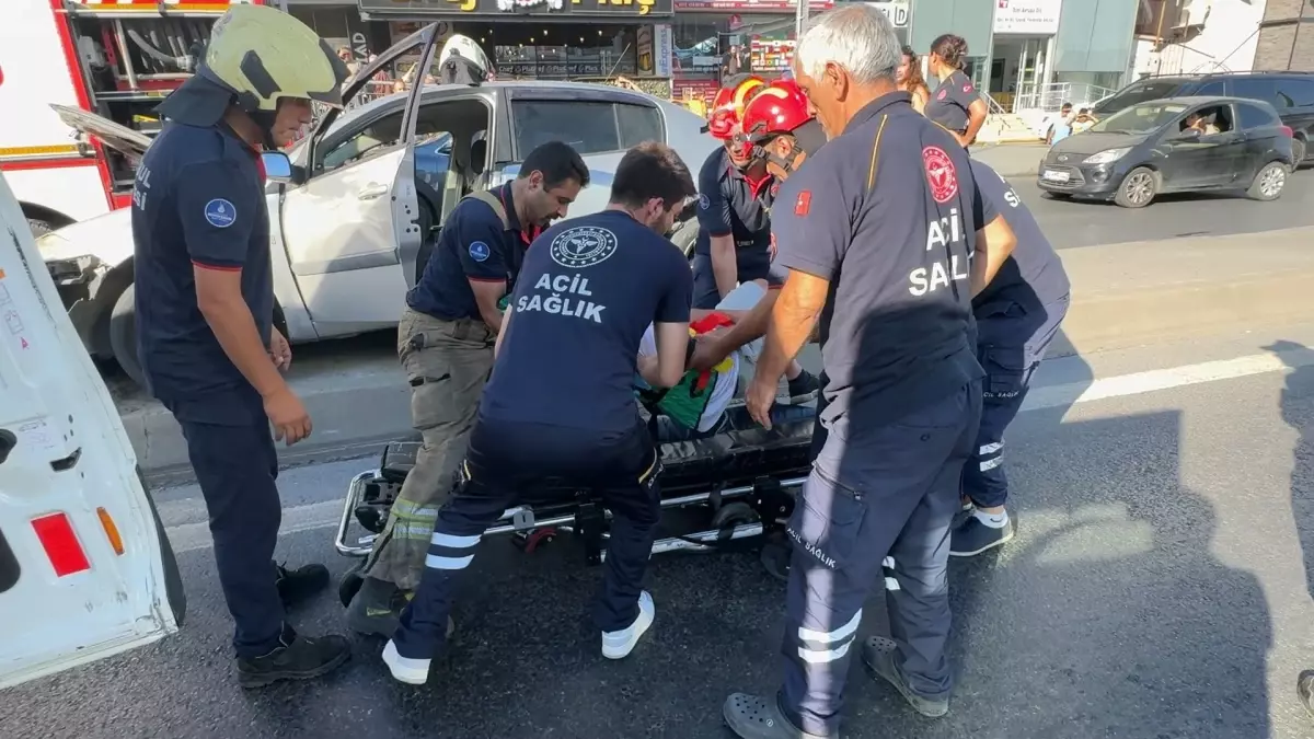 Avcılar'da Kuru Ağaç Otomobile Devrildi