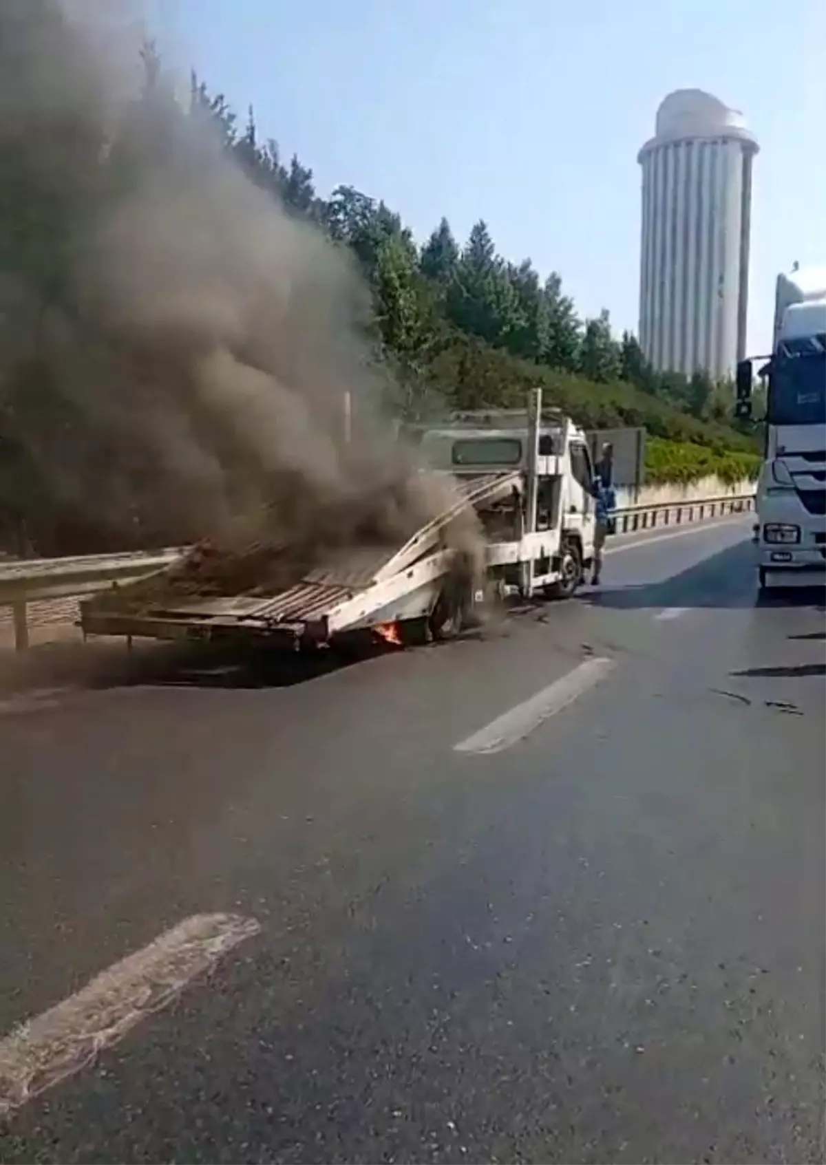 Bağcılar TEM Otoyolu'nda Çekicide Yangın Çıktı