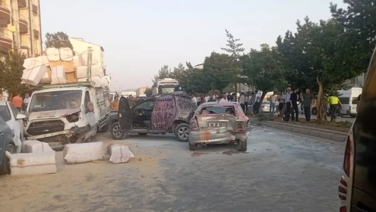 Bitlis'te Freni Boşalan TIR 10 Araca Çarptı, Şans Eseri Yaralı Yok