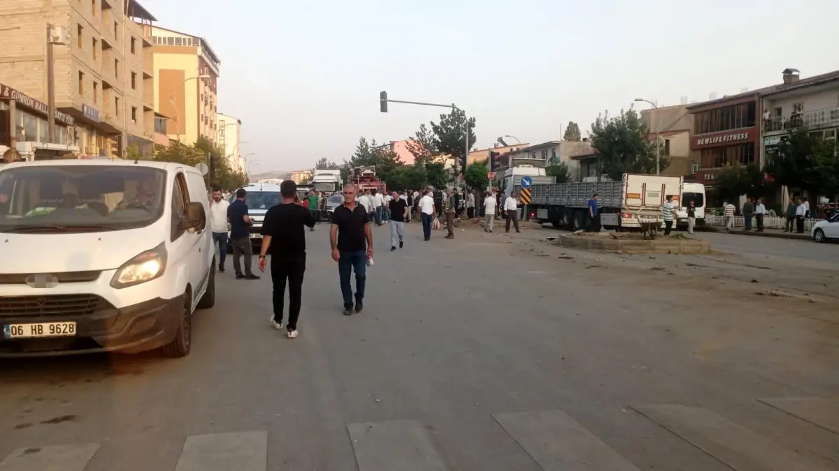 Bitlis'te Freni Boşalan Tır 8 Araca Çarptı: Yaralılar Var
