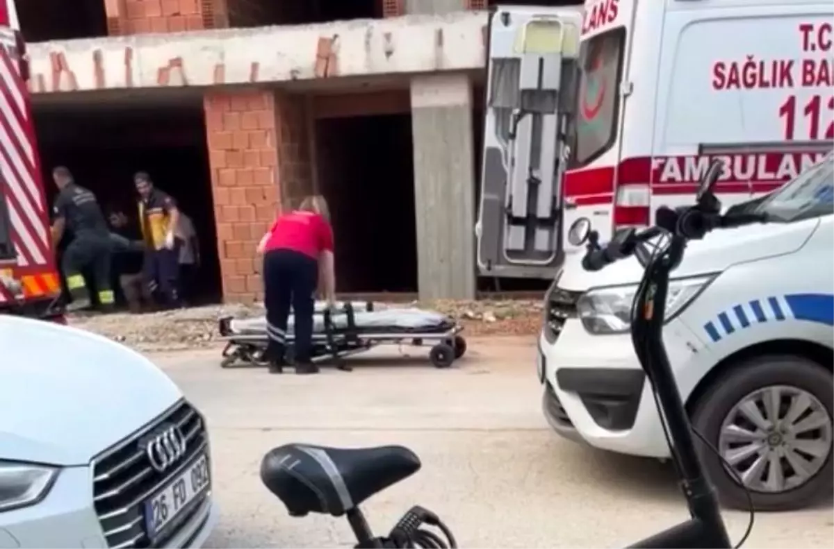 Eskişehir'de İnşaat Halindeki Binada Düşen Kişi Yaralandı