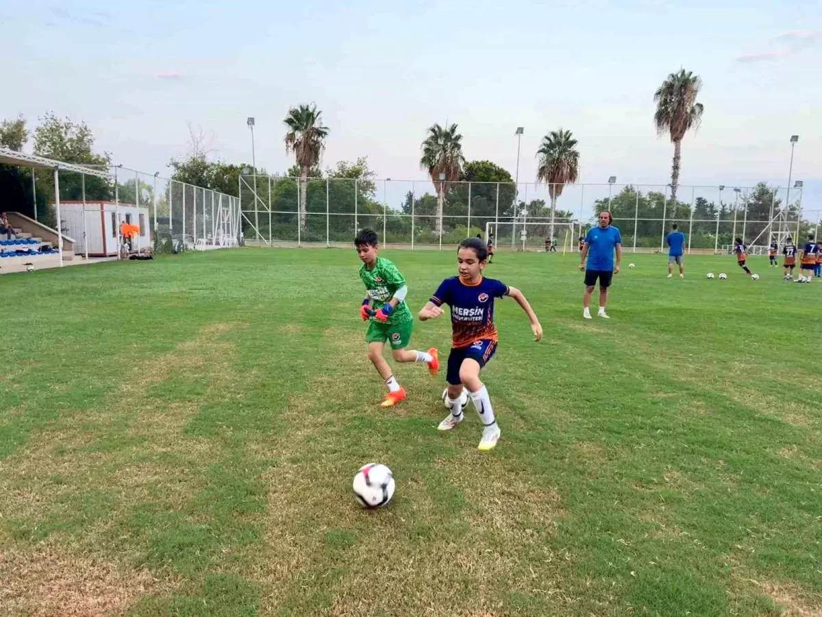 Depremzede Çocuk Osman, Futbolun İyileştirici Gücüyle Hayata Tutundu