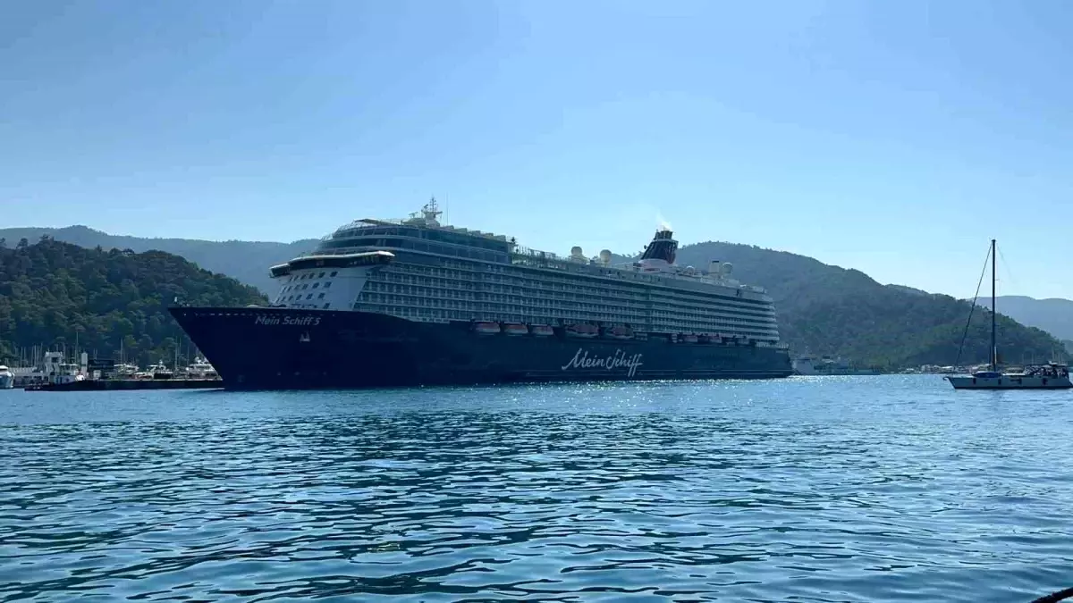 Malta Bayraklı 'Mein Schiff 5' Gemisi Marmaris'e Yanaştı