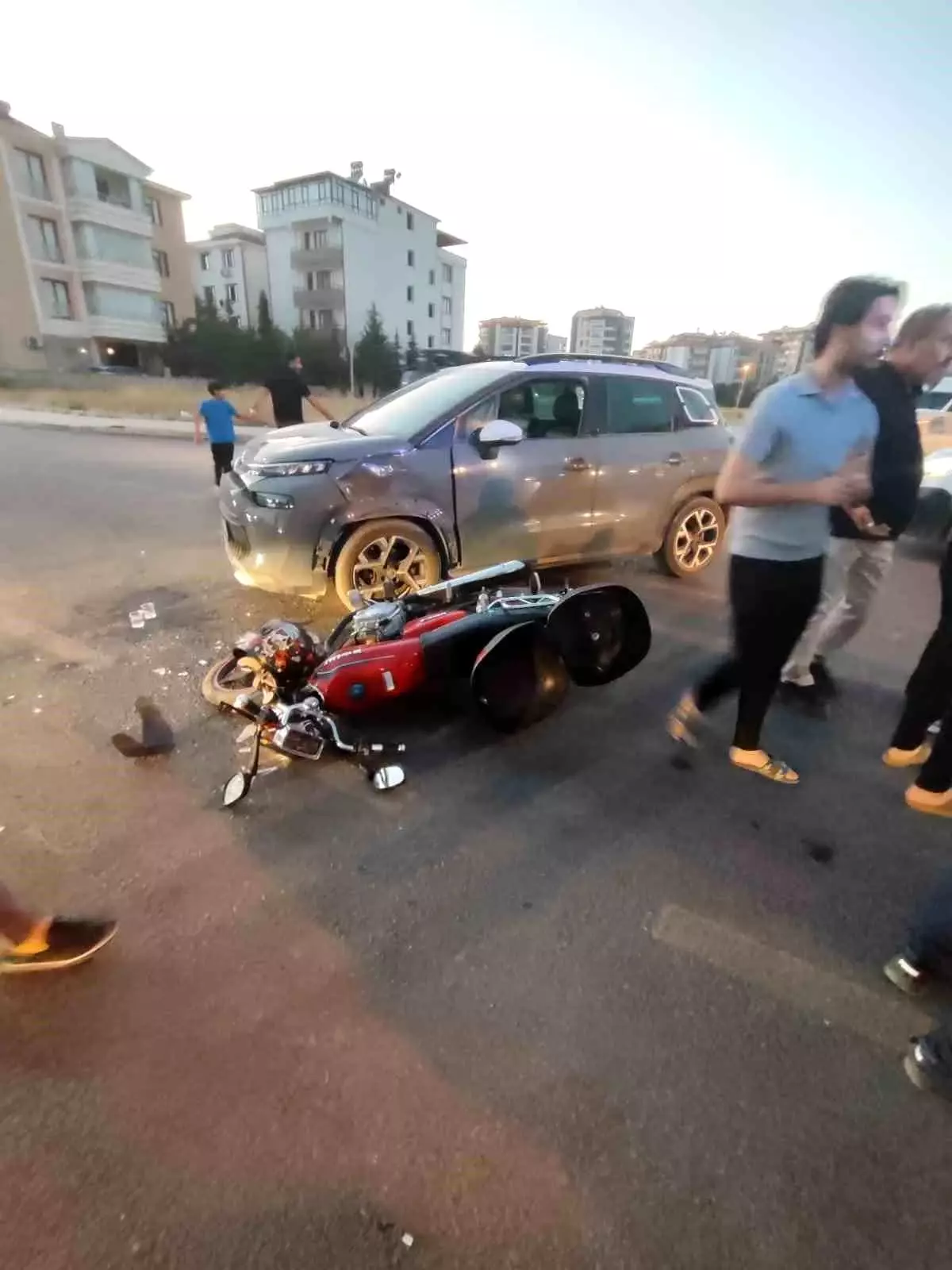 Elazığ'da Otomobil ve Motosiklet Çarpıştı, Bir Kişi Yaralandı