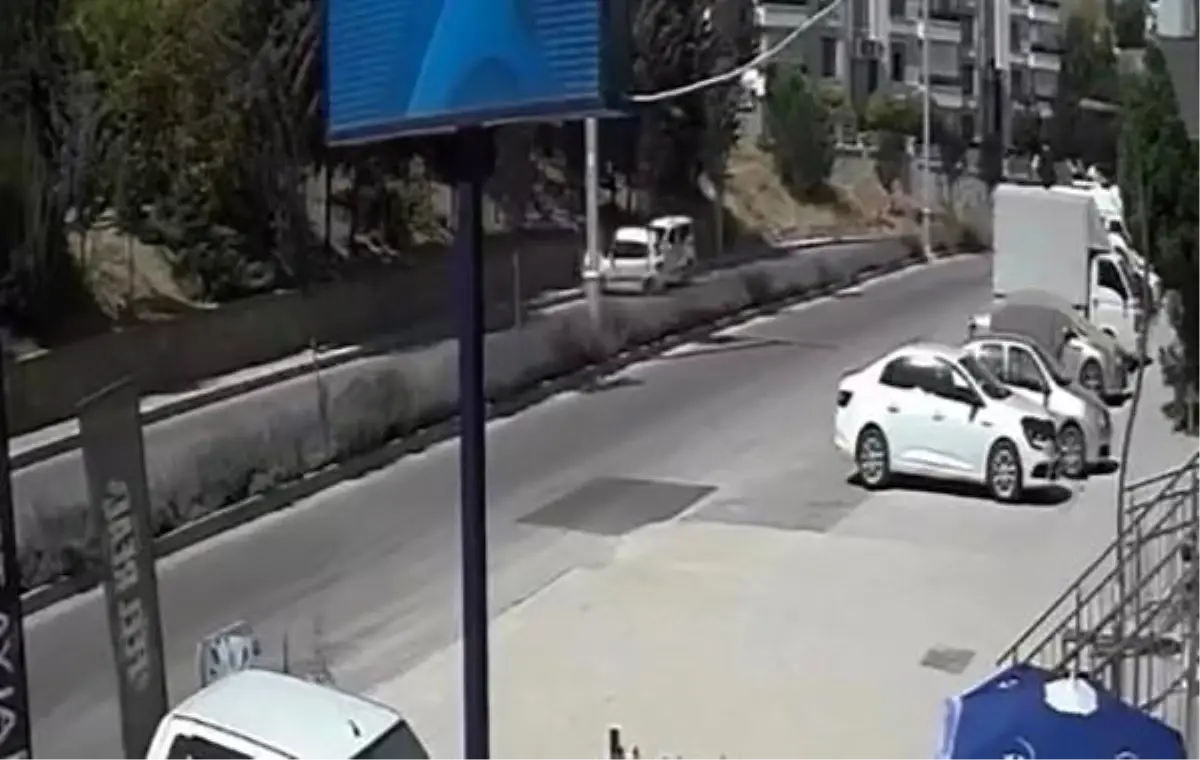 Elazığ'da Otomobil ve Hafif Ticari Araç Çarpıştı