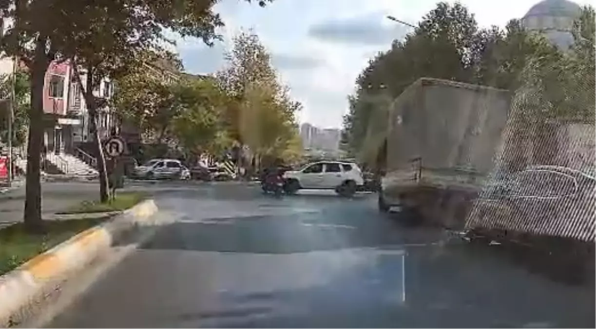 Esenyurt’ta Otomobil-Motosiklet Kazası: Sürücü Yaralandı