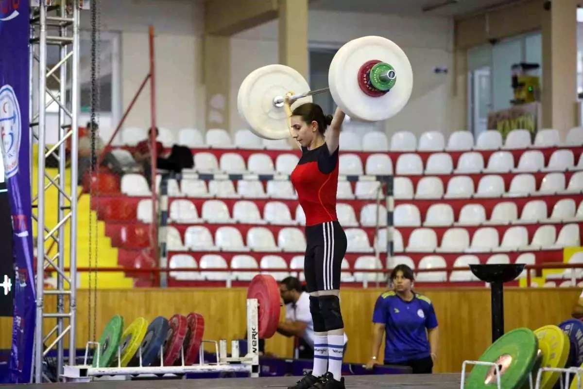 Sivas'ta Halter Yıldızlar Kulüpler Türkiye Şampiyonası Başladı