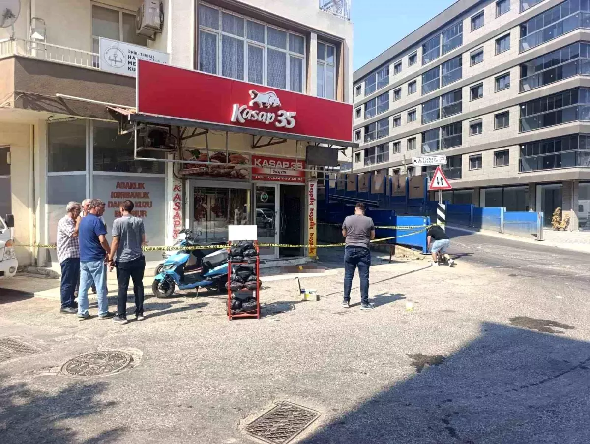 İzmir'de Bıçaklı Kavga: 2 Yaralı, 1 Gözaltı