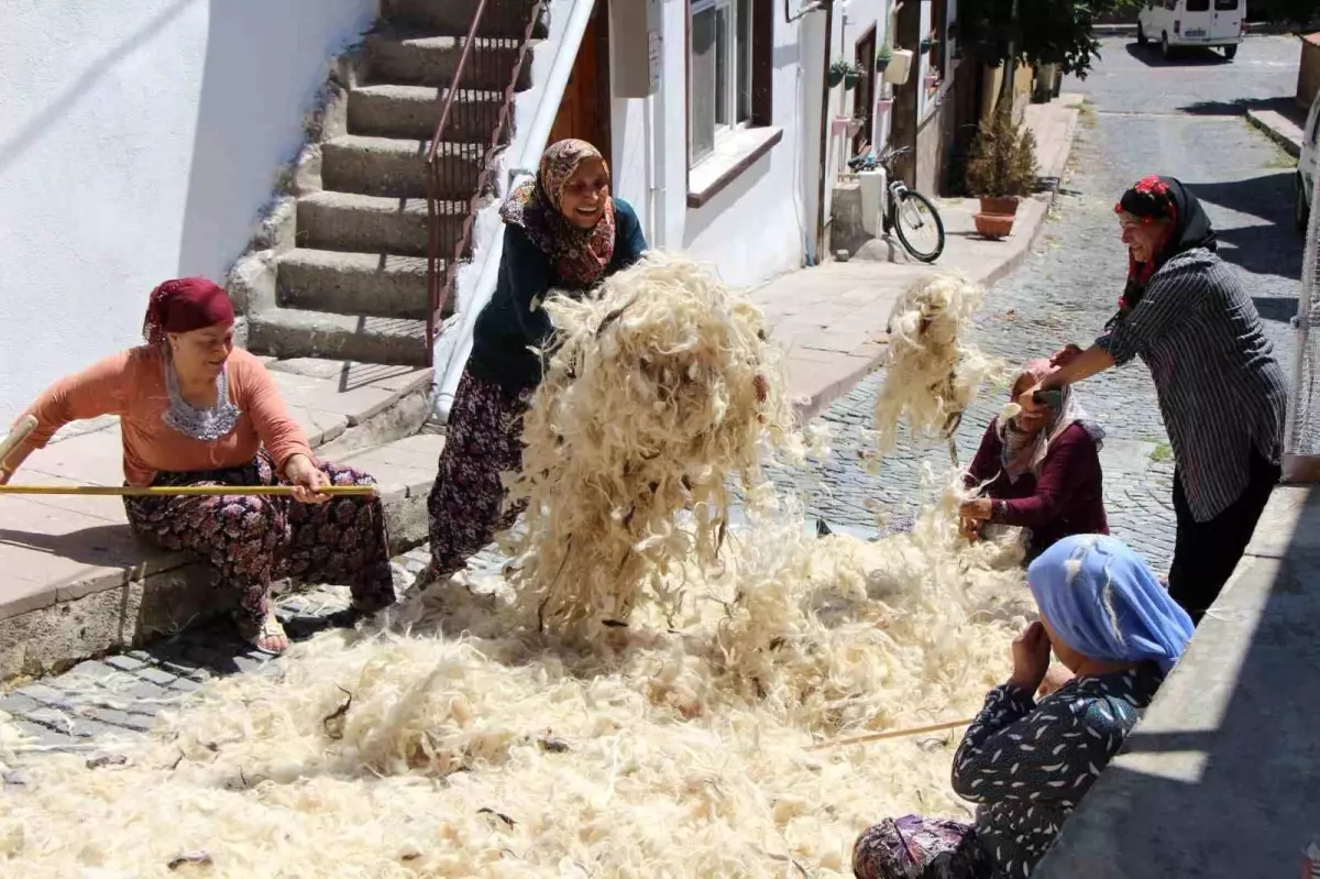 Amasya'da Kadınlar İmece Usulü Yün Yatakları Havalandırıyor