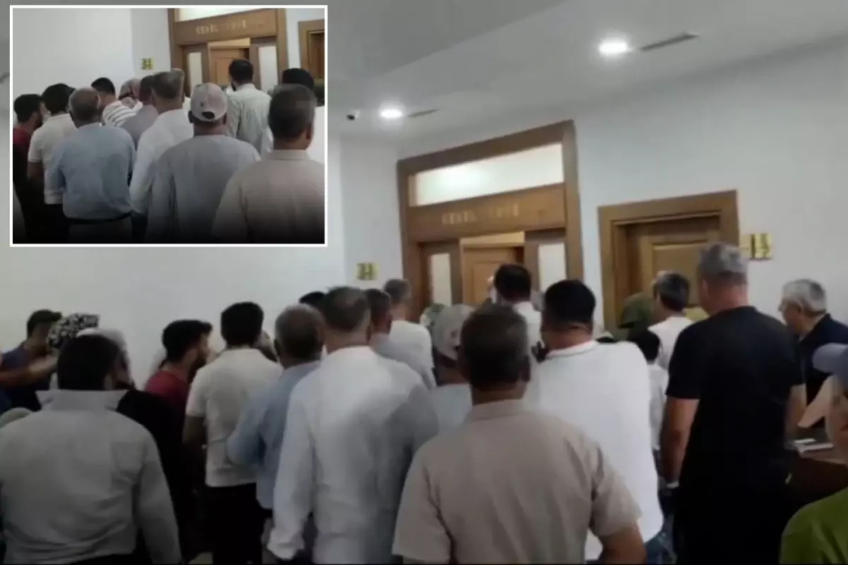 Kahramanmaraş'ta susuz kalan vatandaşlar bidonlarla belediyeyi bastı