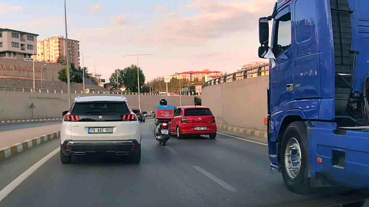 Karabük'te Düğün Konvoyunda Tehlikeli Trafik İhlalleri