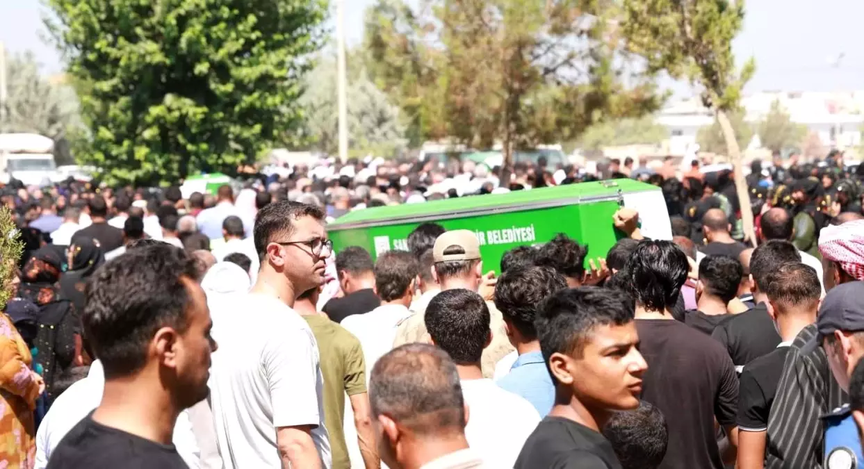Sivas'ta Minibüs Kazasında Hayatını Kaybeden Tarım İşçileri Defnedildi