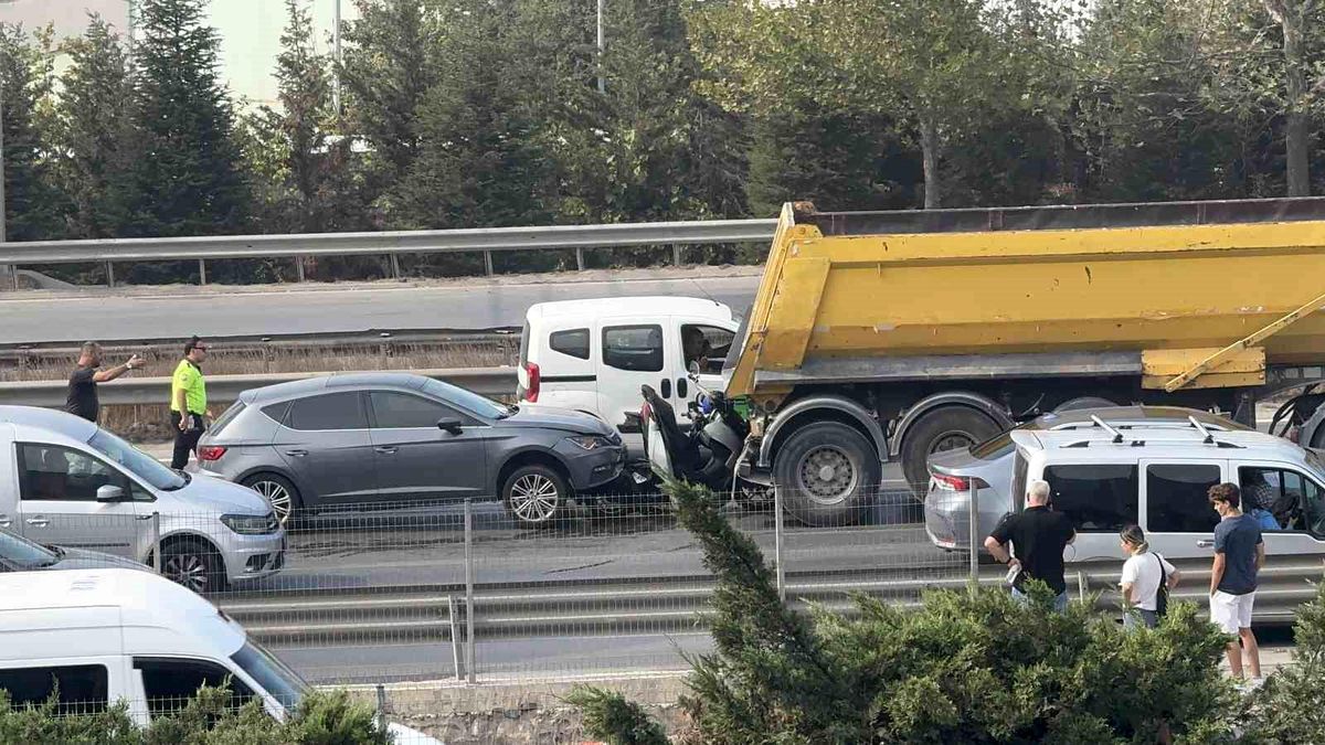 Kocaeli'de Motosiklet Kazası: Sürücü Vatandaşlar Tarafından Kurtarıldı