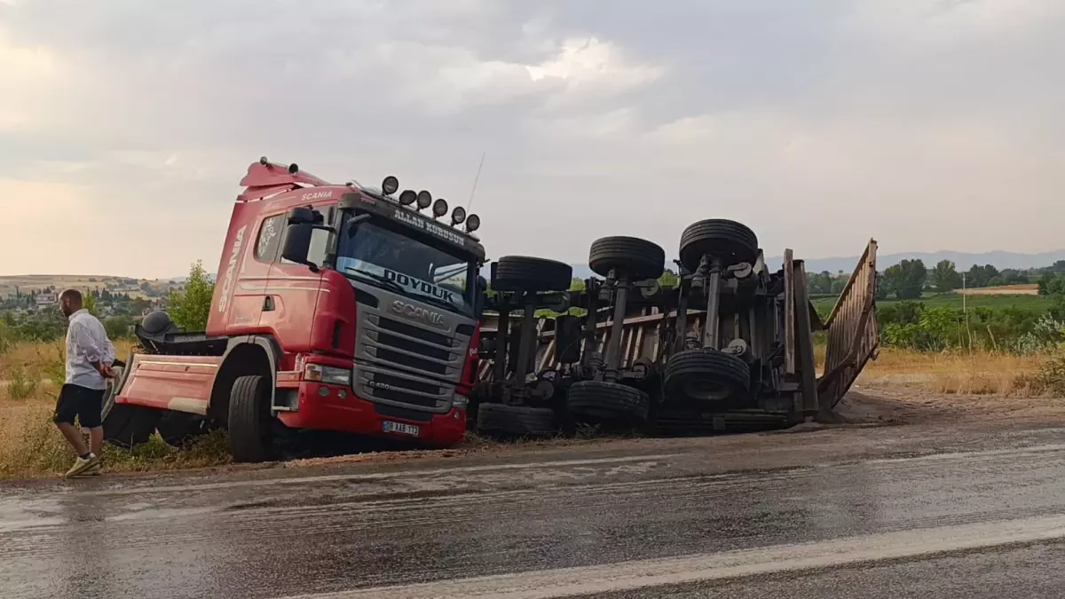 Bursa'da Kum Yüklü TIR Devrildi, Sürücü Yaralandı