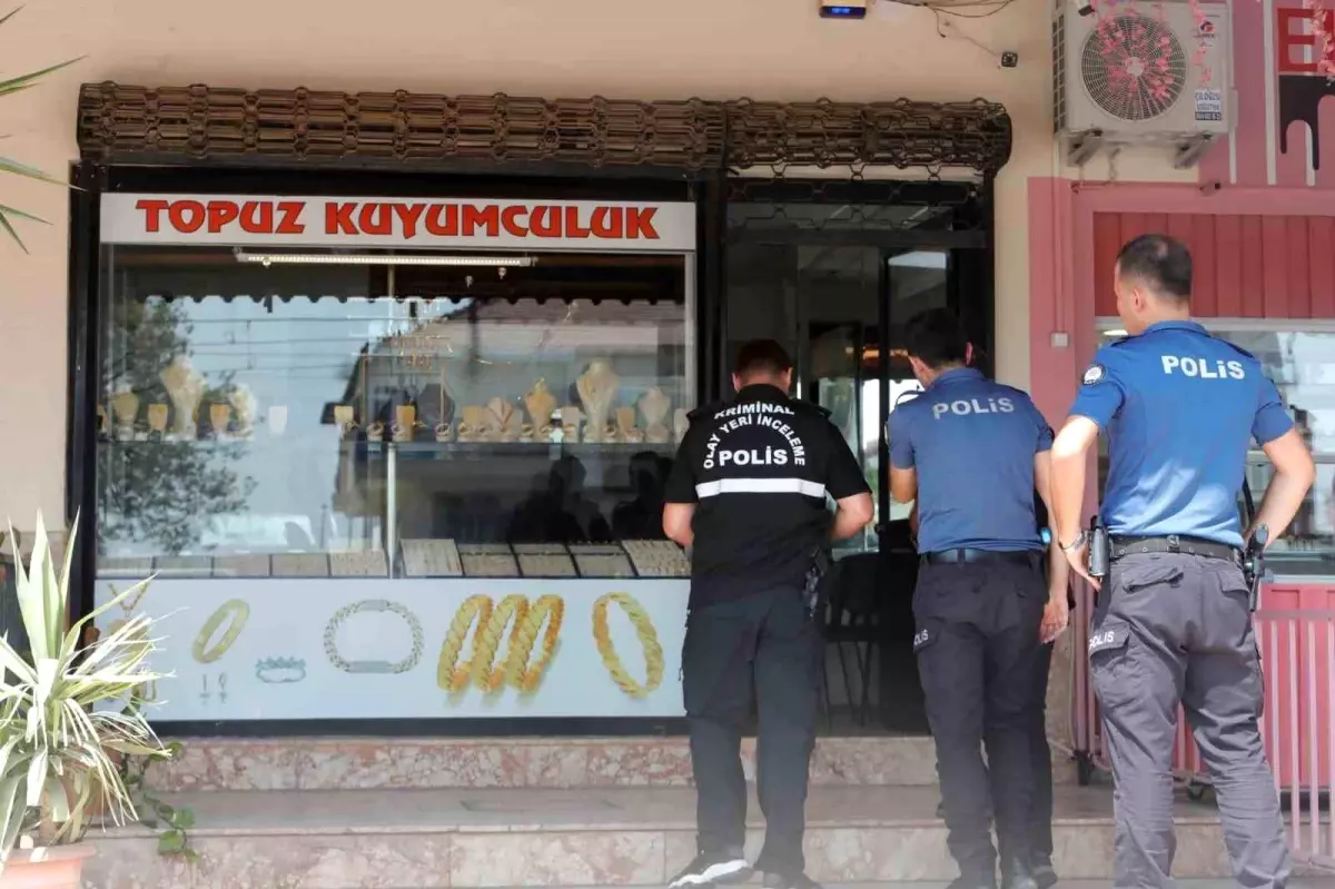 Antalya'da Kuyumcuya Bıçakla Gasp: Hırsız Yakalandı