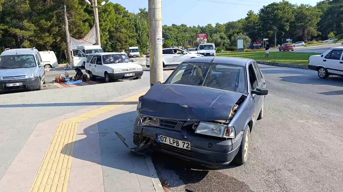 Antalya'da Zincirleme Kaza: 2 Yaralı