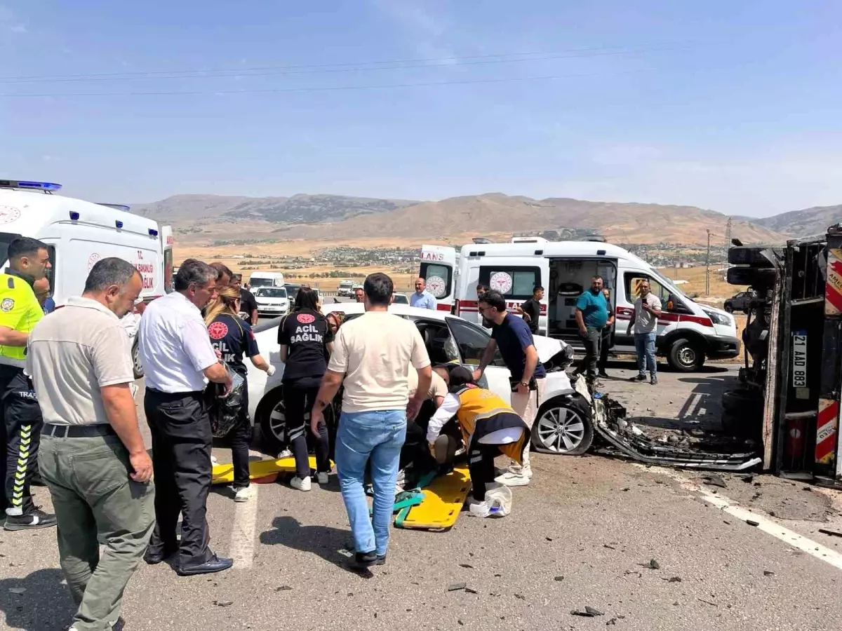 Muş'ta Kamyon ile Otomobil Çarpıştı: 6 Yaralı