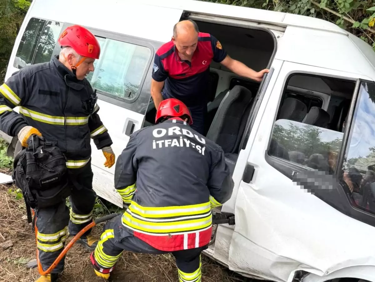 Ünye'de Minibüs ve Otomobil Çarpıştı: 16 Yaralı