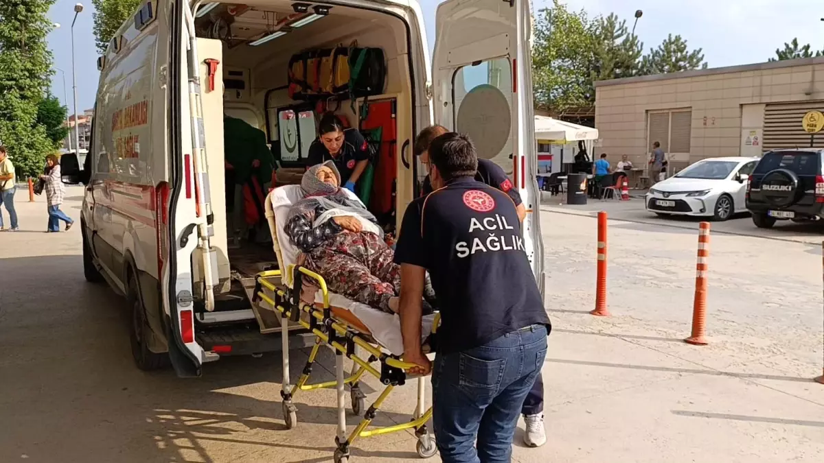 İnegöl'de Kamyona Çarpan Otomobilde 4 Yaralı