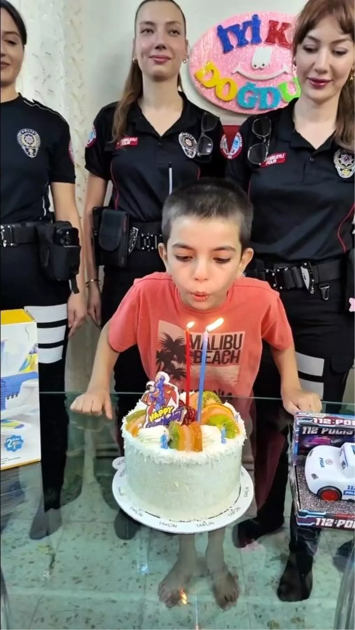 9 Yaşındaki Onur'a Polislerden Sürpriz Doğum Günü Kutlaması