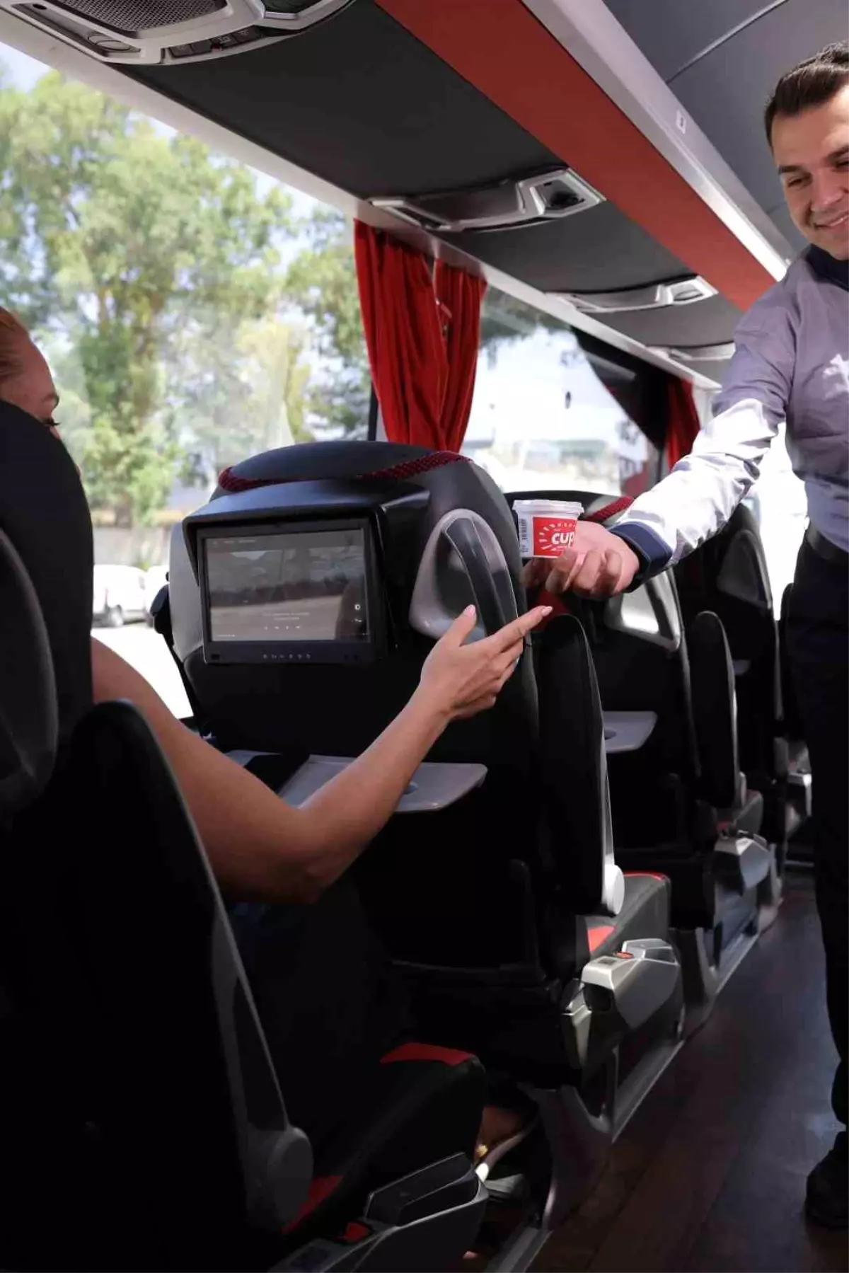 Sıcak Günlerde Yolculara Dondurma İkramı: Pamukkale Turizm'den Serinletici Uygulama