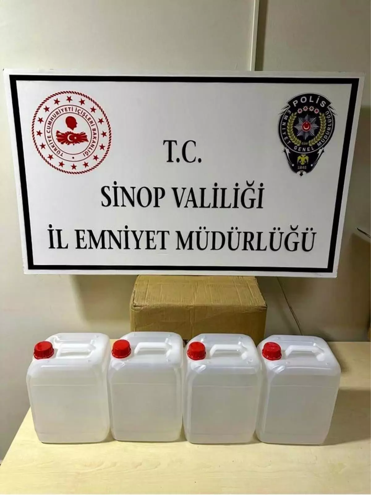 Sinop'ta Kaçakçılık Operasyonu: 20 Litre Etil Alkol ve Binlerce Makaron Ele Geçirildi