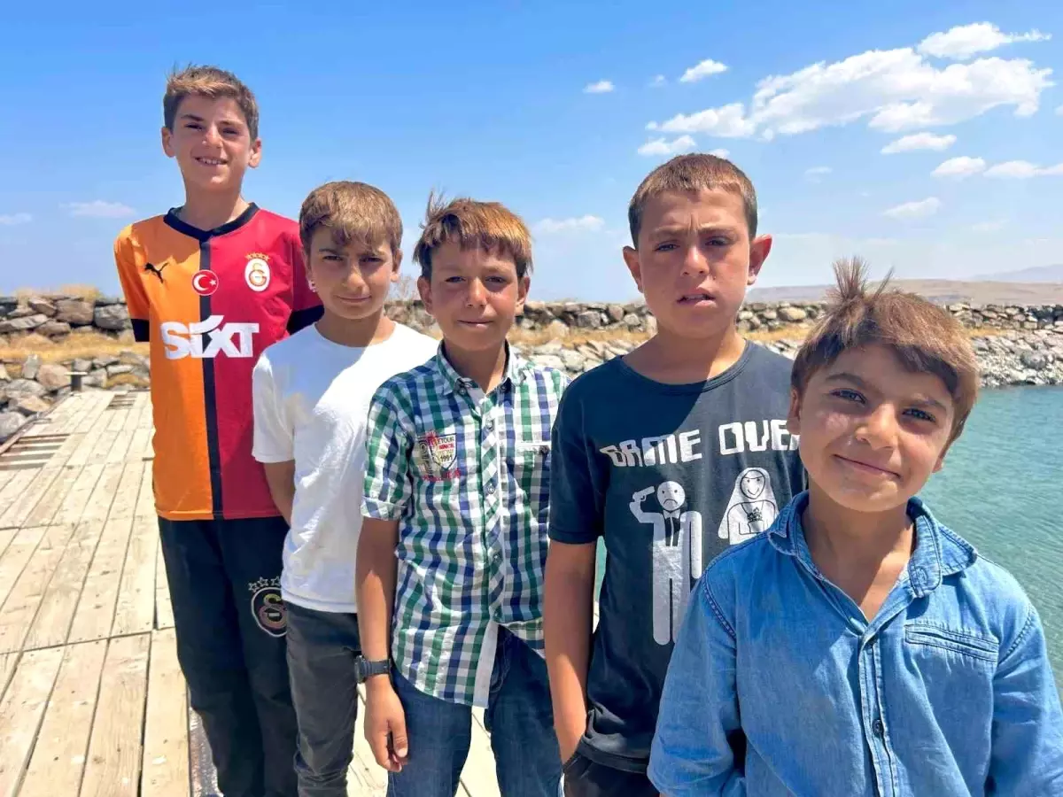 Van Gölü'nde Yüzen Çocukların Saç Renkleri Sarıya Dönüyor
