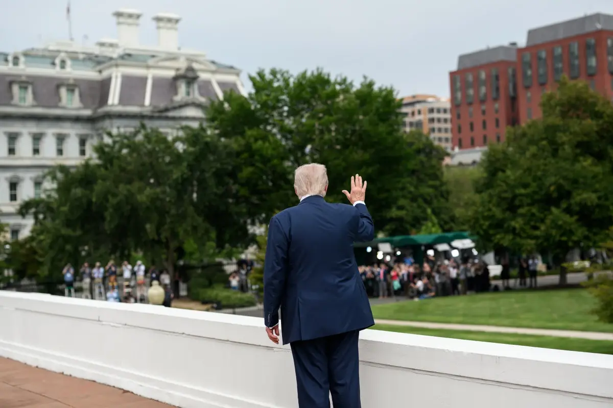 Trump Beyaz Saray'ın Çatısında Yürüyüş Yaptı